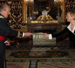 Don Juan Carlos recibe la Carta Credencial de la embajadora de Australia, Jane Marie Hardy